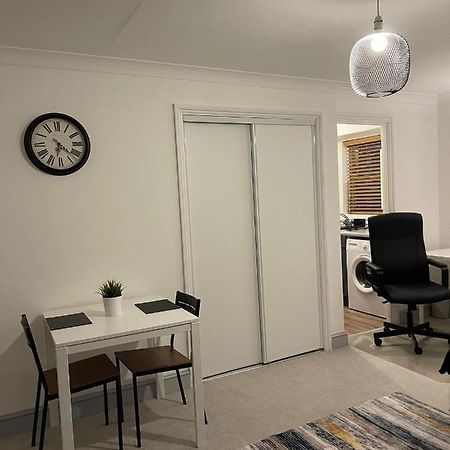Apartamento Stunning Studio Flat - Free Parking - 3 Min From Sutton Station Exterior foto