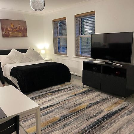 Apartamento Stunning Studio Flat - Free Parking - 3 Min From Sutton Station Exterior foto