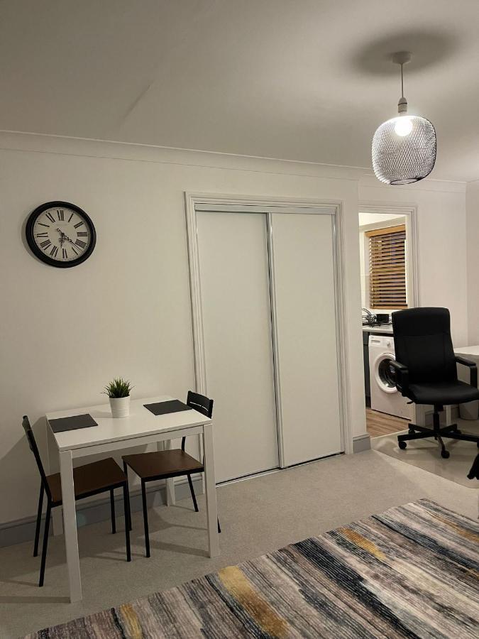 Apartamento Stunning Studio Flat - Free Parking - 3 Min From Sutton Station Exterior foto
