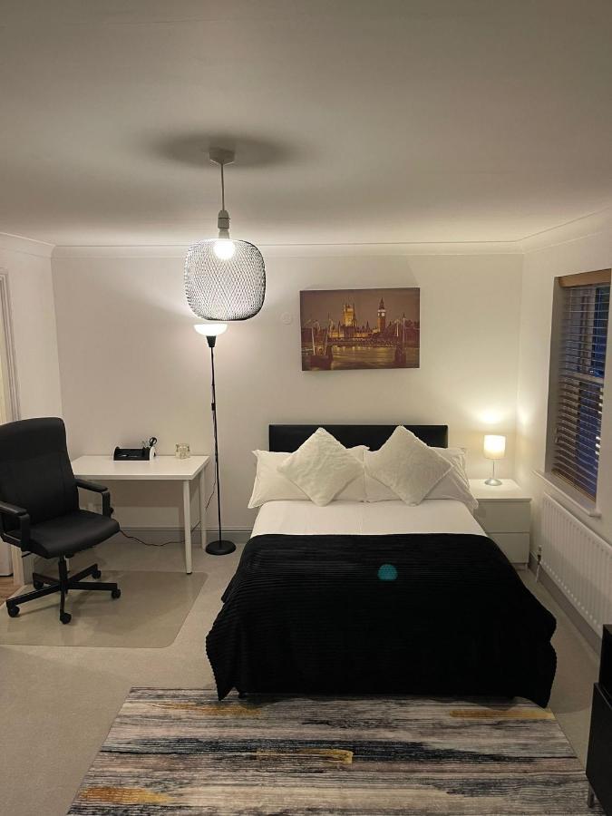 Apartamento Stunning Studio Flat - Free Parking - 3 Min From Sutton Station Exterior foto